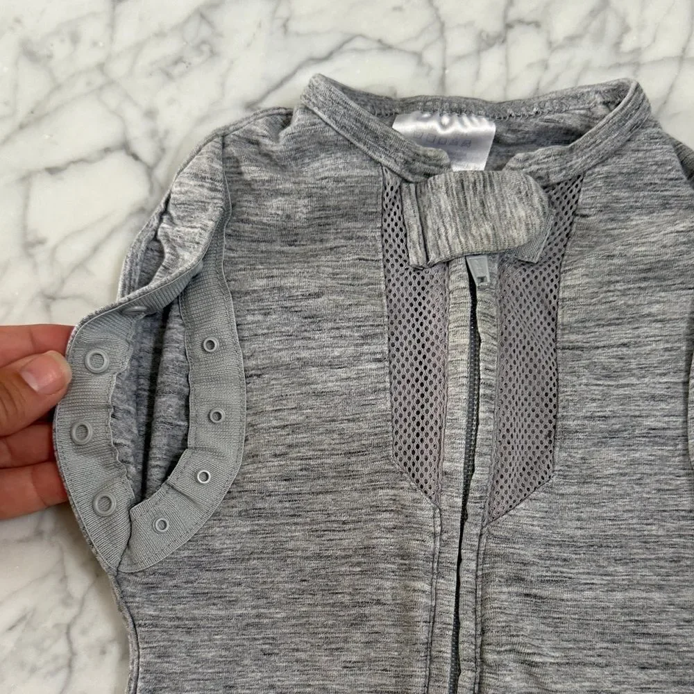 Woombie Swaddle 0-3m Gray Shoulder Snaps Full Zip